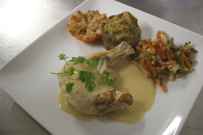 Assiette composée de foie gras, gelée, pain brioché, tranches d'orange, groseilles, jeunes pousses et graines noires.