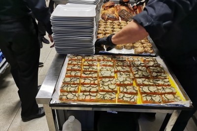 Assiette composée de foie gras, gelée, pain brioché, tranches d'orange, groseilles, jeunes pousses et graines noires.