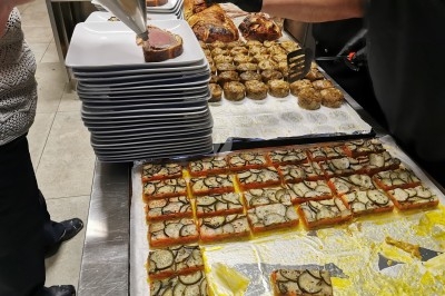 Assiette composée de foie gras, gelée, pain brioché, tranches d'orange, groseilles, jeunes pousses et graines noires.