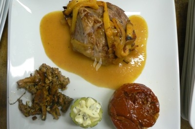 Assiette composée de foie gras, gelée, pain brioché, tranches d'orange, groseilles, jeunes pousses et graines noires.