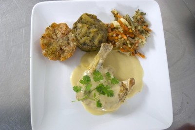 Assiette composée de foie gras, gelée, pain brioché, tranches d'orange, groseilles, jeunes pousses et graines noires.