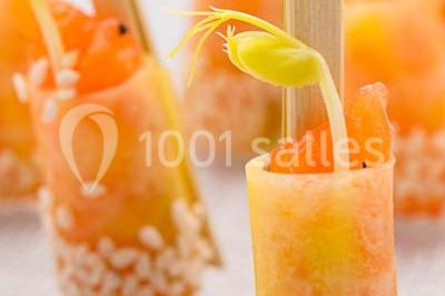 Miniature Traiteur Joinville-le-Pont (Val-de-Marne) - Marc Girard Traiteur #3 Dessert au chocolat brillant orné de feuille d'or, posé sur une base croquante avec éclats de cacao.