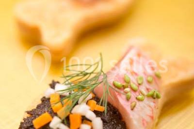 Miniature Traiteur Joinville-le-Pont (Val-de-Marne) - Marc Girard Traiteur #4 Dessert au chocolat brillant orné de feuille d'or, posé sur une base croquante avec éclats de cacao.