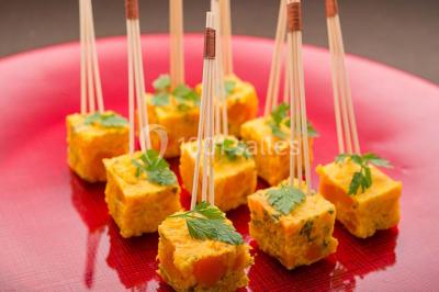 Miniature Traiteur Joinville-le-Pont (Val-de-Marne) - Marc Girard Traiteur #5 Dessert au chocolat brillant orné de feuille d'or, posé sur une base croquante avec éclats de cacao.