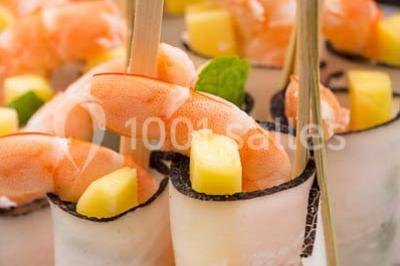 Miniature Traiteur Joinville-le-Pont (Val-de-Marne) - Marc Girard Traiteur #6 Dessert au chocolat brillant orné de feuille d'or, posé sur une base croquante avec éclats de cacao.