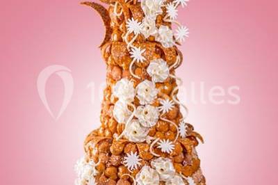 Miniature Traiteur Joinville-le-Pont (Val-de-Marne) - Marc Girard Traiteur #19 Dessert au chocolat brillant orné de feuille d'or, posé sur une base croquante avec éclats de cacao.