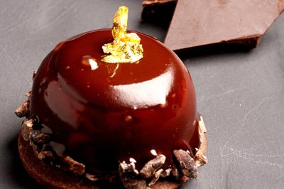Miniature Traiteur Joinville-le-Pont (Val-de-Marne) - Marc Girard Traiteur #25 Dessert au chocolat brillant orné de feuille d'or, posé sur une base croquante avec éclats de cacao.