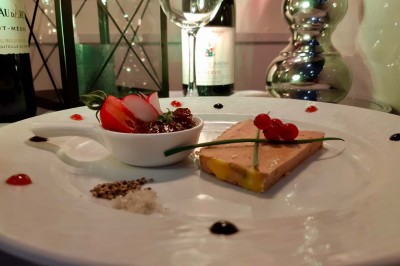 Miniature Traiteur Comines (Nord) - France Evenement Traiteur #16 Assiette gastronomique composée de viande en sauce, légumes variés, samoussa et décoration raffinée.