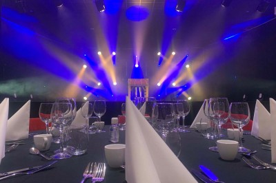 Miniature Traiteur Comines (Nord) - France Evenement Traiteur #20 Assiette gastronomique composée de viande en sauce, légumes variés, samoussa et décoration raffinée.