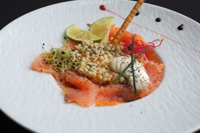 Miniature Traiteur Comines (Nord) - France Evenement Traiteur #23 Assiette gastronomique composée de viande en sauce, légumes variés, samoussa et décoration raffinée.