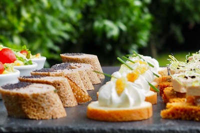 Miniature Traiteur Comines (Nord) - France Evenement Traiteur #14 Assiette gastronomique composée de viande en sauce, légumes variés, samoussa et décoration raffinée.