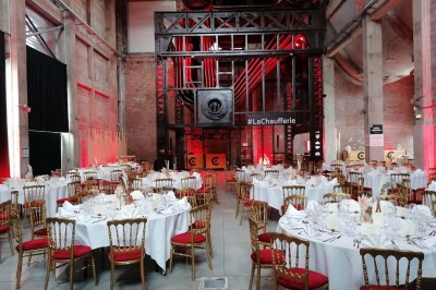 Miniature Traiteur Comines (Nord) - France Evenement Traiteur #8 Salle de réception éclairée en bleu avec des tables rondes dressées et des écrans disposés autour.