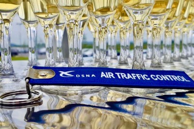 Miniature Traiteur Comines (Nord) - France Evenement Traiteur #3 Salle de réception éclairée en bleu avec des tables rondes dressées et des écrans disposés autour.