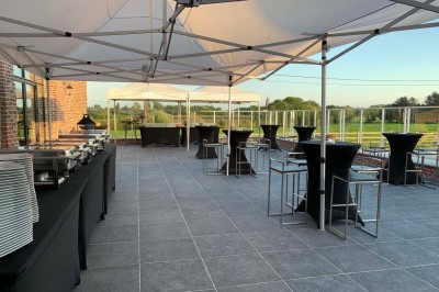 Miniature Traiteur Comines (Nord) - France Evenement Traiteur #15 Salle de réception éclairée en bleu avec des tables rondes dressées et des écrans disposés autour.