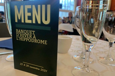 Miniature Traiteur Comines (Nord) - France Evenement Traiteur #17 Salle de réception éclairée en bleu avec des tables rondes dressées et des écrans disposés autour.