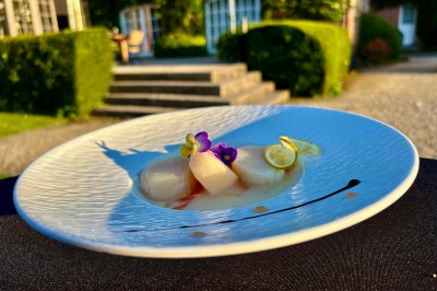 Miniature Traiteur Comines (Nord) - France Evenement Traiteur #5 Salle de réception éclairée en bleu avec des tables rondes dressées et des écrans disposés autour.