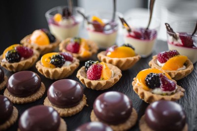 Miniature Traiteur Comines (Nord) - France Evenement Traiteur #21 Salle de réception éclairée en bleu avec des tables rondes dressées et des écrans disposés autour.