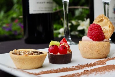 Miniature Traiteur Comines (Nord) - France Evenement Traiteur #23 Salle de réception éclairée en bleu avec des tables rondes dressées et des écrans disposés autour.