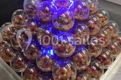 Miniature Traiteur Trappes (Yvelines) - L'escale Gourmande Maison Perochon #9 Table décorée pour un dîner, avec nappes blanches, serviettes pliées, lanternes, fleurs et couverts disposés.