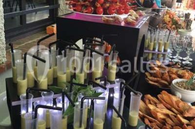 Miniature Traiteur Trappes (Yvelines) - L'escale Gourmande Maison Perochon #6 Table décorée pour un dîner, avec nappes blanches, serviettes pliées, lanternes, fleurs et couverts disposés.