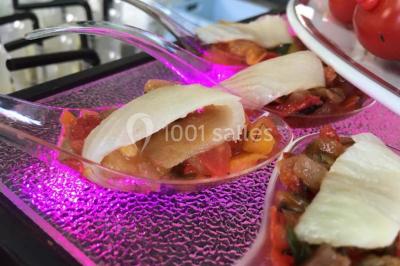 Miniature Traiteur Trappes (Yvelines) - L'escale Gourmande Maison Perochon #10 Table décorée pour un dîner, avec nappes blanches, serviettes pliées, lanternes, fleurs et couverts disposés.