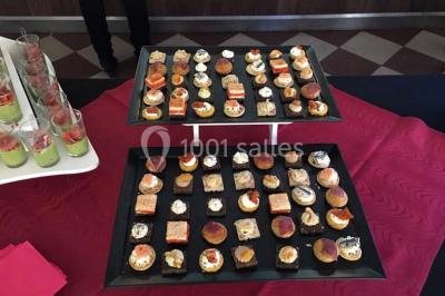 Miniature Traiteur Trappes (Yvelines) - L'escale Gourmande Maison Perochon #11 Table décorée pour un dîner, avec nappes blanches, serviettes pliées, lanternes, fleurs et couverts disposés.