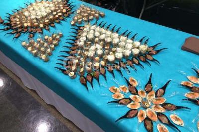 Miniature Traiteur Trappes (Yvelines) - L'escale Gourmande Maison Perochon #8 Table décorée pour un dîner, avec nappes blanches, serviettes pliées, lanternes, fleurs et couverts disposés.