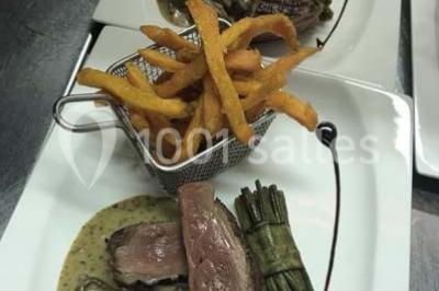 Miniature Traiteur Trappes (Yvelines) - L'escale Gourmande Maison Perochon #16 Table décorée pour un dîner, avec nappes blanches, serviettes pliées, lanternes, fleurs et couverts disposés.