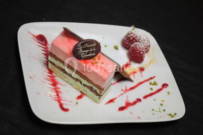 Miniature Traiteur Le Plessis-Macé (Maine-et-Loire) - Stéphane Portier Traiteur #16 Dessert raffiné composé d'une mousse rose, d'une sauce rouge en verrine et d'un carré de chocolat décoratif.