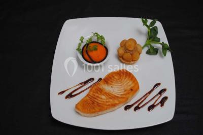 Miniature Traiteur Le Plessis-Macé (Maine-et-Loire) - Stéphane Portier Traiteur #14 Dessert raffiné composé d'une mousse rose, d'une sauce rouge en verrine et d'un carré de chocolat décoratif.