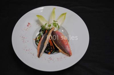 Miniature Traiteur Le Plessis-Macé (Maine-et-Loire) - Stéphane Portier Traiteur #15 Dessert raffiné composé d'une mousse rose, d'une sauce rouge en verrine et d'un carré de chocolat décoratif.