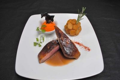 Miniature Traiteur Le Plessis-Macé (Maine-et-Loire) - Stéphane Portier Traiteur #11 Dessert raffiné composé d'une mousse rose, d'une sauce rouge en verrine et d'un carré de chocolat décoratif.