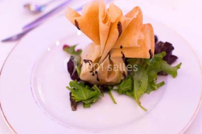 Miniature Traiteur Le Plessis-Macé (Maine-et-Loire) - Stéphane Portier Traiteur #9 Dessert raffiné composé d'une mousse rose, d'une sauce rouge en verrine et d'un carré de chocolat décoratif.