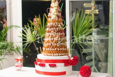 Miniature Traiteur Le Plessis-Macé (Maine-et-Loire) - Stéphane Portier Traiteur #6 Dessert raffiné composé d'une mousse rose, d'une sauce rouge en verrine et d'un carré de chocolat décoratif.