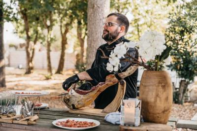 Miniature Traiteur Le Plessis-Macé (Maine-et-Loire) - Stéphane Portier Traiteur #2 Dessert raffiné composé d'une mousse rose, d'une sauce rouge en verrine et d'un carré de chocolat décoratif.
