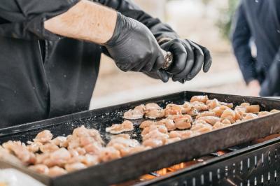Miniature Traiteur Le Plessis-Macé (Maine-et-Loire) - Stéphane Portier Traiteur #4 Dessert raffiné composé d'une mousse rose, d'une sauce rouge en verrine et d'un carré de chocolat décoratif.