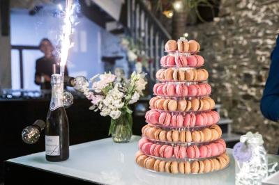 Miniature Traiteur Le Plessis-Macé (Maine-et-Loire) - Stéphane Portier Traiteur #13 Dessert raffiné composé d'une mousse rose, d'une sauce rouge en verrine et d'un carré de chocolat décoratif.