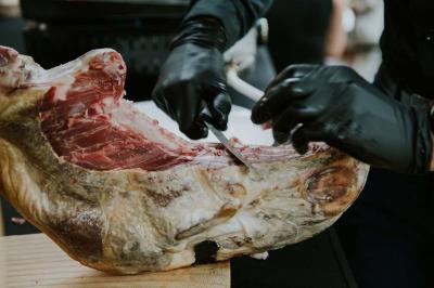 Miniature Traiteur Le Plessis-Macé (Maine-et-Loire) - Stéphane Portier Traiteur #21 Dessert raffiné composé d'une mousse rose, d'une sauce rouge en verrine et d'un carré de chocolat décoratif.