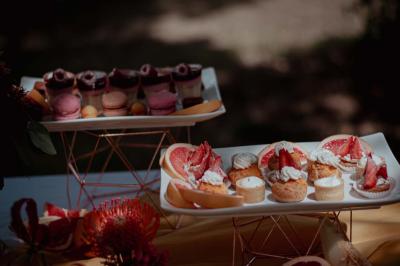 Miniature Traiteur Le Plessis-Macé (Maine-et-Loire) - Stéphane Portier Traiteur #23 Dessert raffiné composé d'une mousse rose, d'une sauce rouge en verrine et d'un carré de chocolat décoratif.