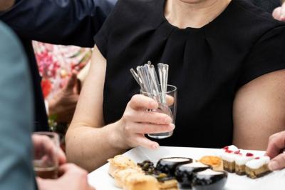 Miniature Traiteur Le Plessis-Macé (Maine-et-Loire) - Stéphane Portier Traiteur #26 Dessert raffiné composé d'une mousse rose, d'une sauce rouge en verrine et d'un carré de chocolat décoratif.
