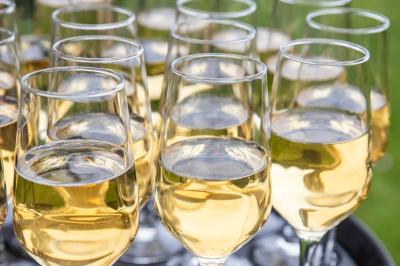 Miniature Traiteur Le Plessis-Macé (Maine-et-Loire) - Stéphane Portier Traiteur #27 Dessert raffiné composé d'une mousse rose, d'une sauce rouge en verrine et d'un carré de chocolat décoratif.