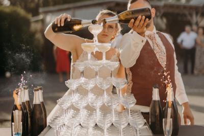 Miniature Traiteur Le Plessis-Macé (Maine-et-Loire) - Stéphane Portier Traiteur #28 Dessert raffiné composé d'une mousse rose, d'une sauce rouge en verrine et d'un carré de chocolat décoratif.