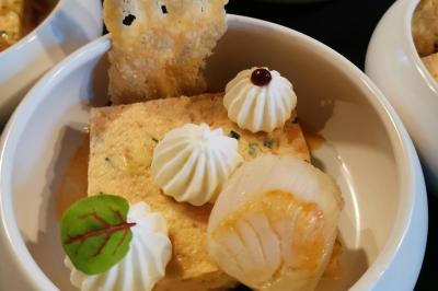 Miniature Traiteur Le Plessis-Macé (Maine-et-Loire) - Stéphane Portier Traiteur #30 Dessert raffiné composé d'une mousse rose, d'une sauce rouge en verrine et d'un carré de chocolat décoratif.