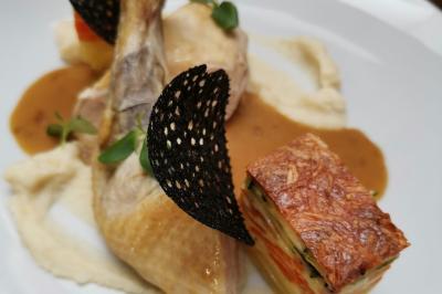 Miniature Traiteur Le Plessis-Macé (Maine-et-Loire) - Stéphane Portier Traiteur #31 Dessert raffiné composé d'une mousse rose, d'une sauce rouge en verrine et d'un carré de chocolat décoratif.