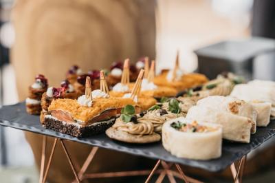 Miniature Traiteur Le Plessis-Macé (Maine-et-Loire) - Stéphane Portier Traiteur #3 Dessert raffiné composé d'une mousse rose, d'une sauce rouge en verrine et d'un carré de chocolat décoratif.