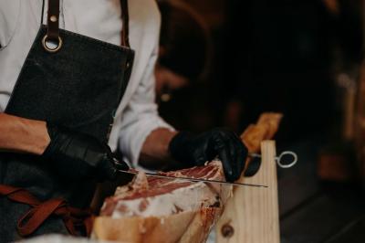 Miniature Traiteur Le Plessis-Macé (Maine-et-Loire) - Stéphane Portier Traiteur #12 Dessert raffiné composé d'une mousse rose, d'une sauce rouge en verrine et d'un carré de chocolat décoratif.