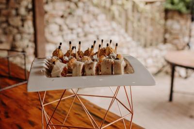 Miniature Traiteur Le Plessis-Macé (Maine-et-Loire) - Stéphane Portier Traiteur #8 Dessert raffiné composé d'une mousse rose, d'une sauce rouge en verrine et d'un carré de chocolat décoratif.