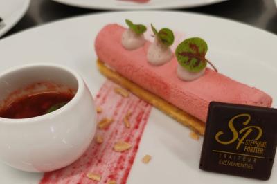 Miniature Traiteur Le Plessis-Macé (Maine-et-Loire) - Stéphane Portier Traiteur #32 Dessert raffiné composé d'une mousse rose, d'une sauce rouge en verrine et d'un carré de chocolat décoratif.