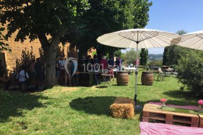 Miniature Location salle Pouilly-le-Monial (Rhône) - Domaine des Coteaux d'Or #22 Montgolfière verte posée sur un chemin de terre entouré de végétation sous un ciel nuageux.