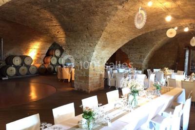 Miniature Location salle Pouilly-le-Monial (Rhône) - Domaine des Coteaux d'Or #28 Montgolfière verte posée sur un chemin de terre entouré de végétation sous un ciel nuageux.